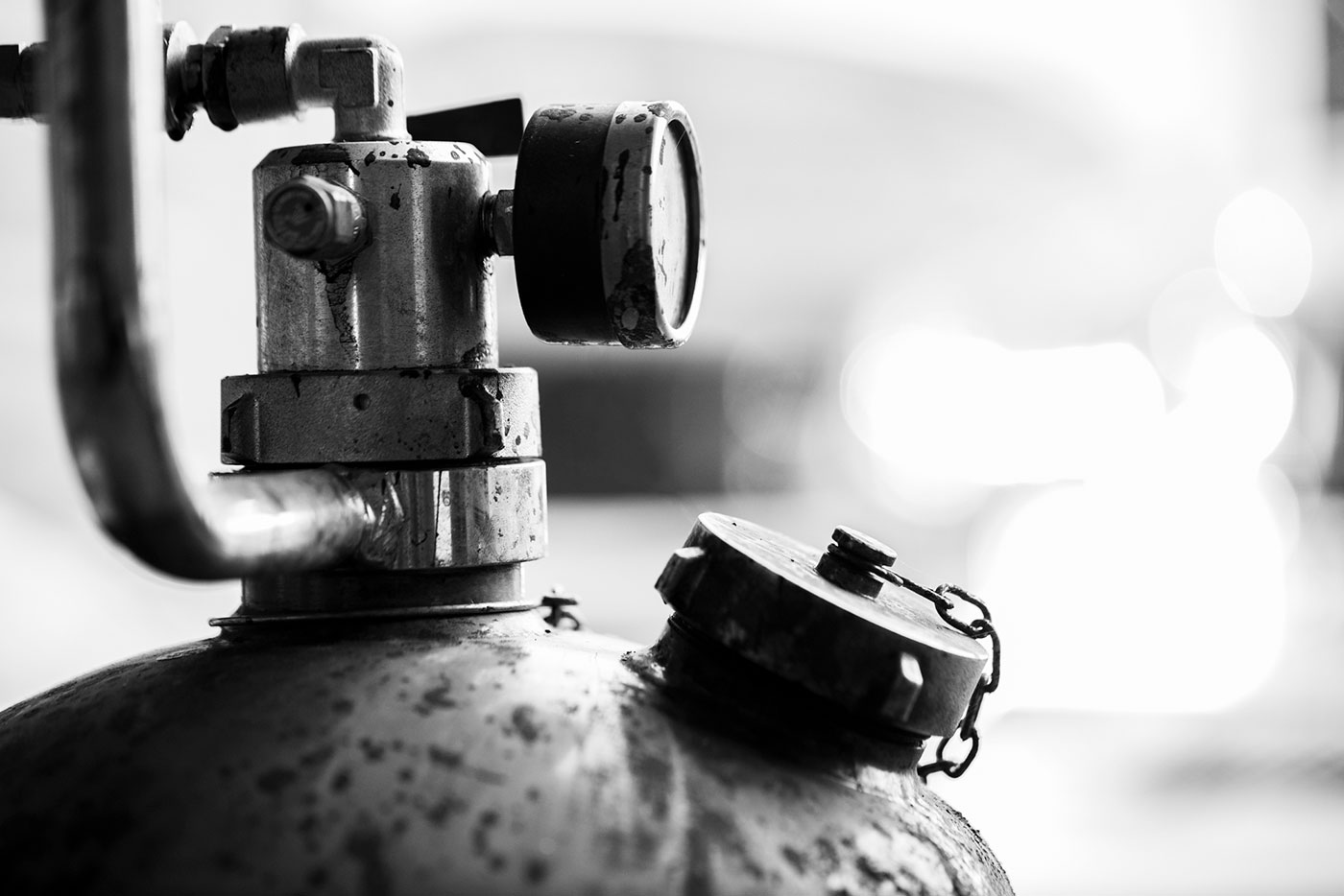 Um Asphaltschichten zu verbinden ist ein bituminäser Voranstrich des Altbelages unerlässlich. Dieser Haftkleber verbindet die beiden Asphaltschichten miteinander.